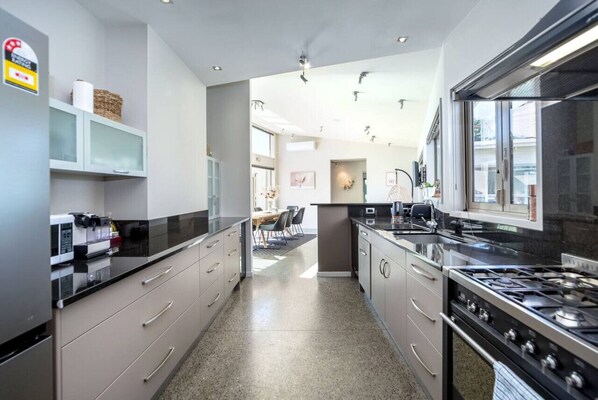 Fridge, microwave, oven, stovetop - Paradise on Campbell, Martinborough (Martinborough)