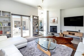 Smart TV, fireplace - Paradise on Campbell, Martinborough (Martinborough)