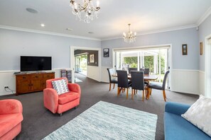 スマートテレビ、暖炉、テレビゲーム