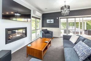 TV connectée, cheminée, jeux vidéo