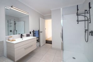 Hair dryer, towels - Relaxing Martinborough Escape | Spa, Seasonal Communal Pool & Indoor-Outdoor Living (Martinborough)