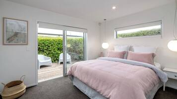 3 bedrooms, iron/ironing board, WiFi (free), bed sheets