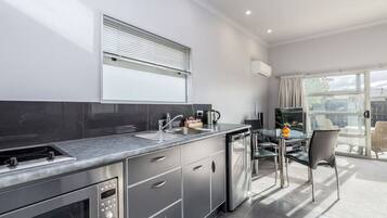 Refrigerador, microondas, parrilla de estufa y tostadora