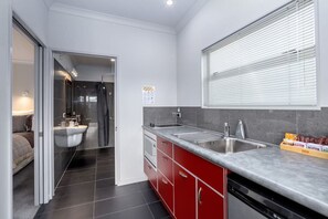 Réfrigérateur, micro-ondes, grille-pain