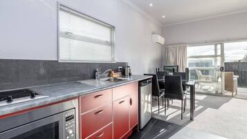 冷蔵庫、電子レンジ、トースター、調理器具と食器