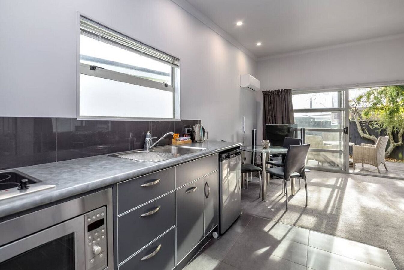 冷蔵庫、電子レンジ、トースター、調理器具と食器