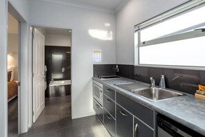 Geladeira, micro-ondas, torradeira