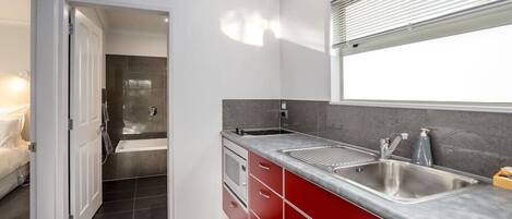 Kühlschrank, Mikrowelle, Herdplatte, Wasserkocher mit Kaffee-/Teezubehör