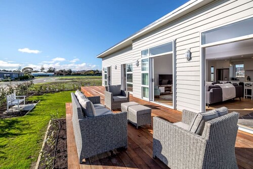 Three on Wilson | Modern 4BR, Seasonal Communal Pool Access & Walk to Town