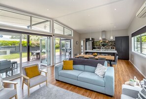 Smart TV, chimenea, videojuegos