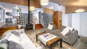Smart TV, fireplace