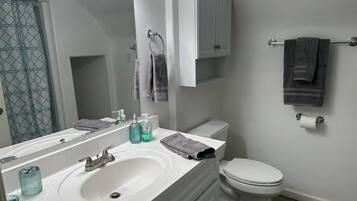 Sèche-cheveux, serviettes fournies, savon, papier toilette