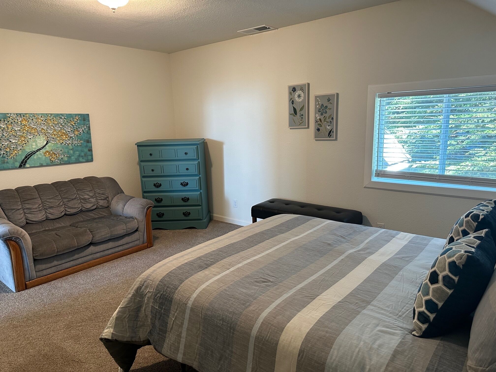 2 bedrooms, desk, iron/ironing board, WiFi