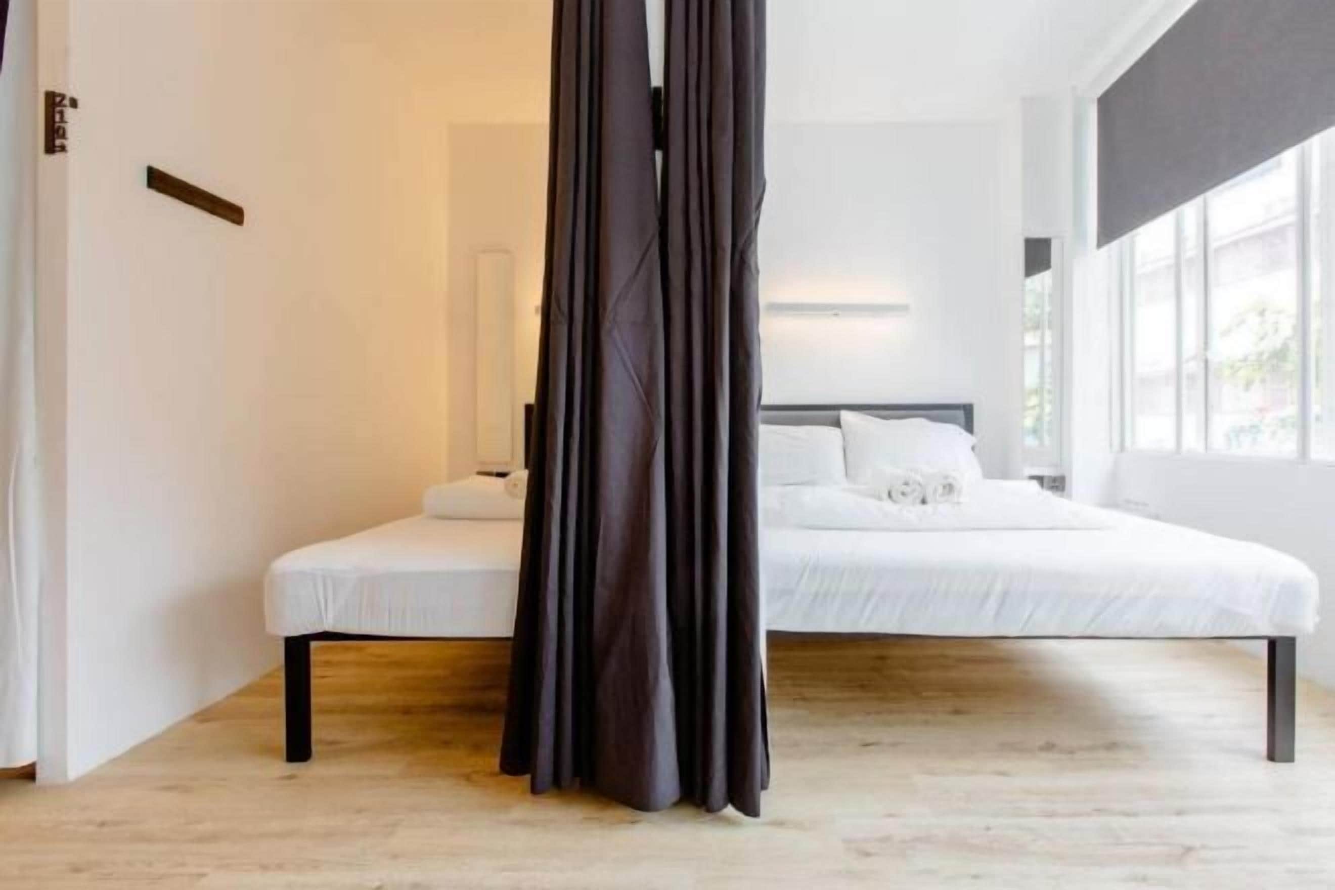 Een kluis op de kamer, geluiddichte muren, een strijkplank/strijkijzer