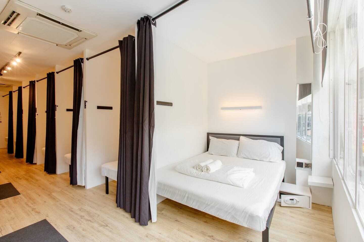 Quarto casal standard, 1 cama Queen, banheiro compartilhado | Cofres nos quartos, quartos à prova de som