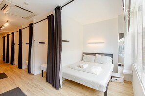 Habitación estándar doble, 1 cama de matrimonio, baño compartido | Caja fuerte, sistema de insonorización, tabla de planchar con plancha