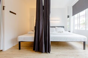 In-room safe, soundproofing, iron/ironing board, free WiFi - RadZone Hostel (Singapore)