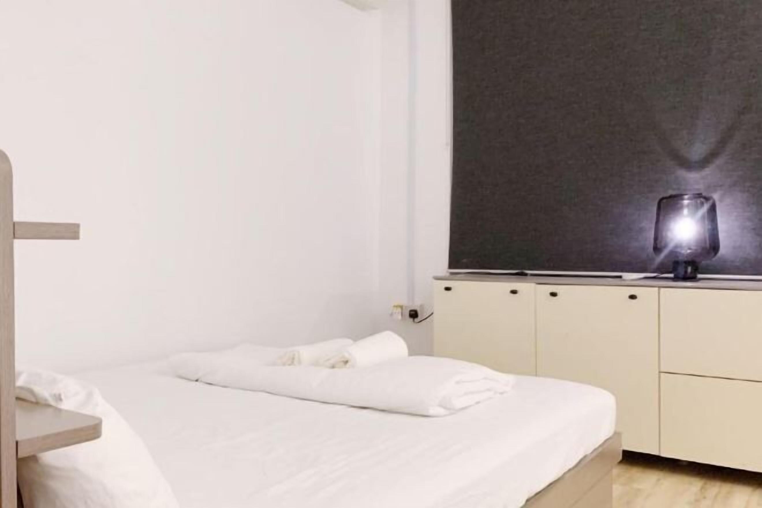 Een kluis op de kamer, geluiddichte muren, een strijkplank/strijkijzer