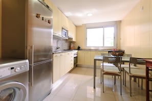 Refrigerador, microondas, horno y lavavajillas 