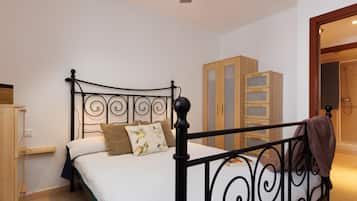 2 habitaciones, tabla de planchar con plancha, internet y ropa de cama