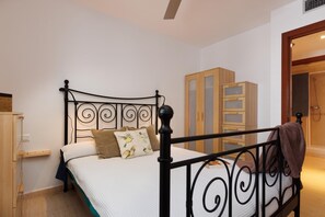 2 habitaciones, tabla de planchar con plancha, internet y ropa de cama 