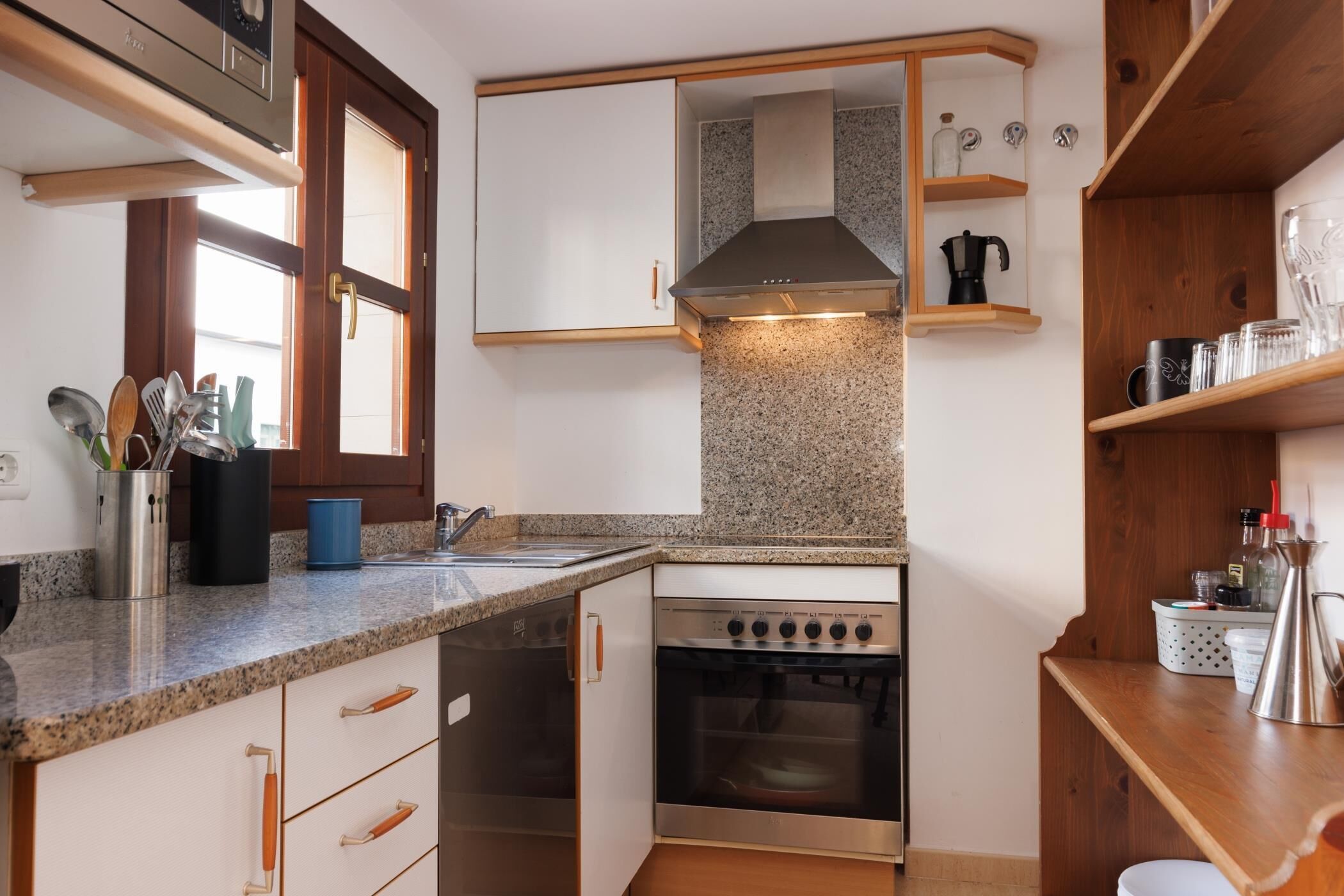 Een koelkast, een microgolfoven, een oven
