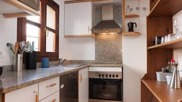 Refrigerador, microondas, horno y cafetera y tetera