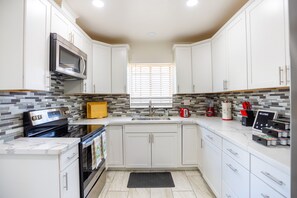 雪櫃、微波爐、焗爐、爐具