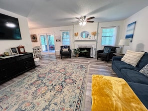 Smart TV, fireplace, books, stereo - Paradise is waiting for you! Minutes away from St. Simons, Jekyll, Golf & FLETC! (Brunswick)