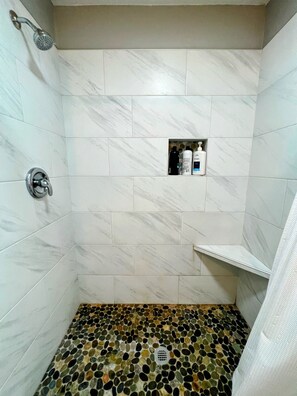 Shower, hair dryer, towels, soap - Paradise is waiting for you! Minutes away from St. Simons, Jekyll, Golf & FLETC! (Brunswick)