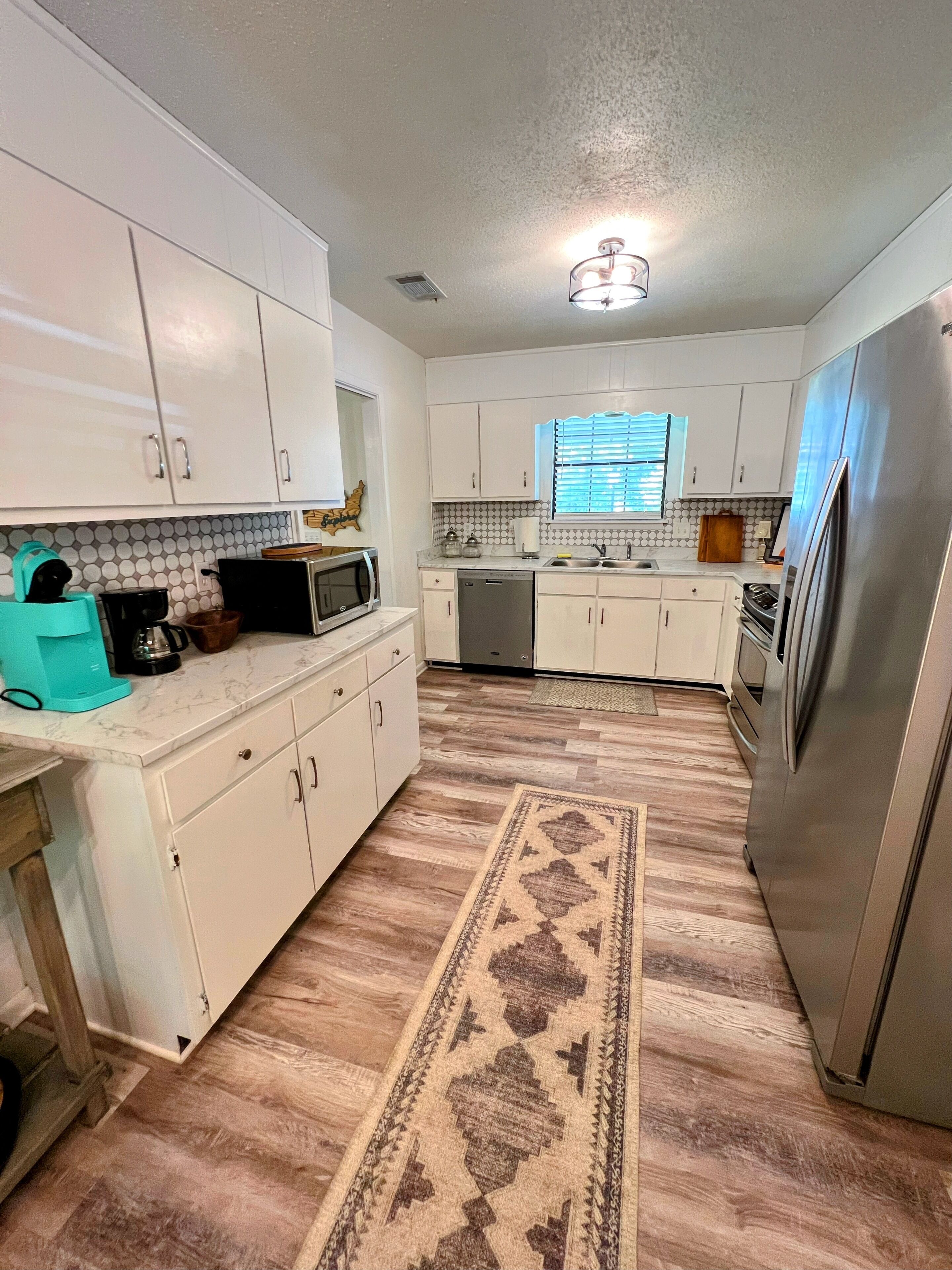 Een koelkast, een magnetron, een oven, een kookplaat