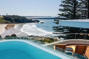 Outdoor pool, sun loungers - The Surf Yamba - boutique hotel (Yamba)
