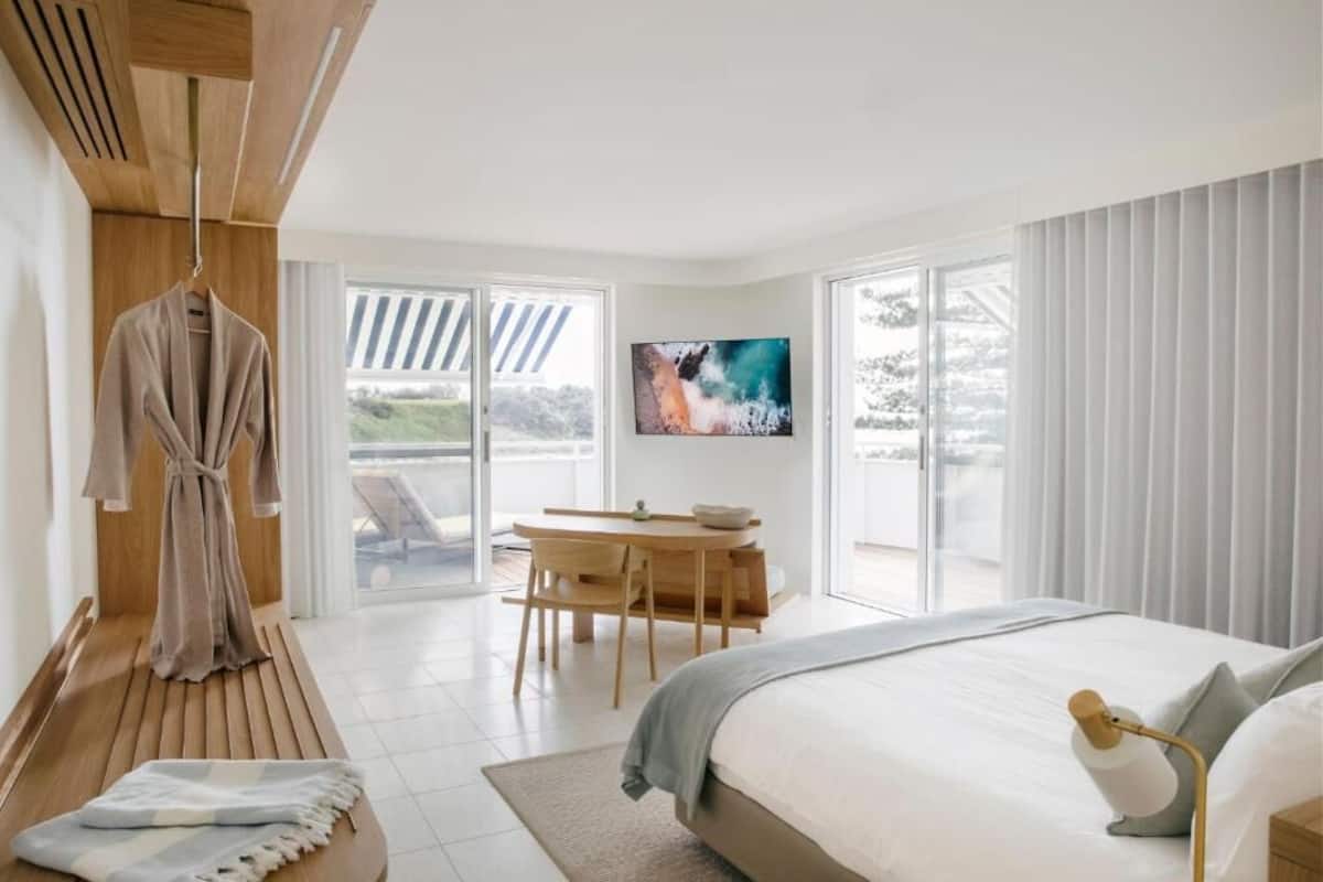 Main Beach | 1 bedroom, down comforters, pillowtop beds, free minibar
