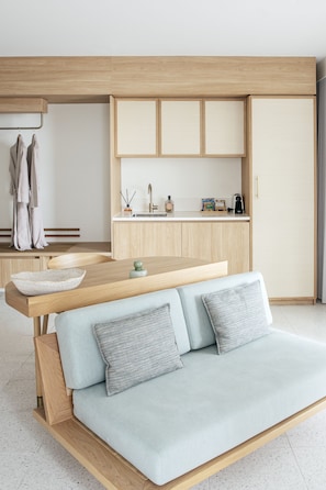 Zimmer, 1 King-Bett, Badewanne, Strandblick (Main Beach) | Wohnbereich