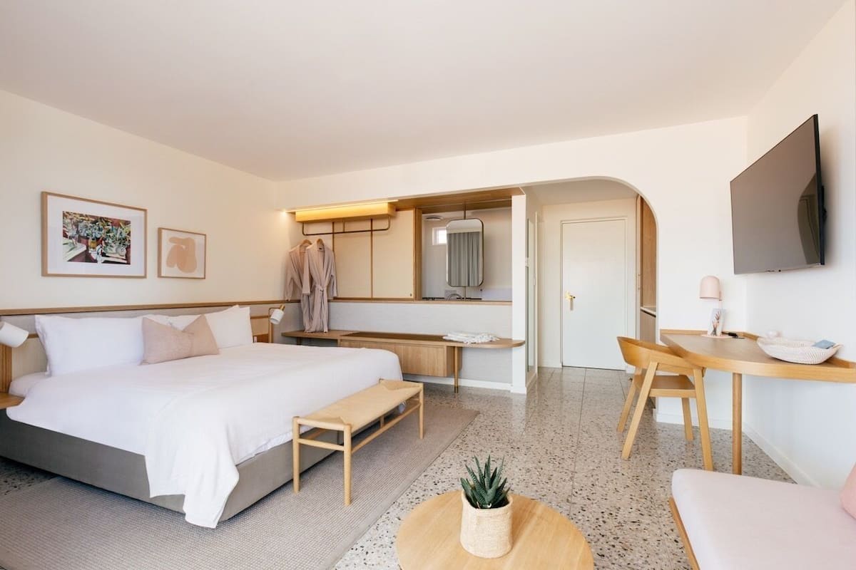 Surf Superior | Down comforters, pillowtop beds, free minibar, in-room safe