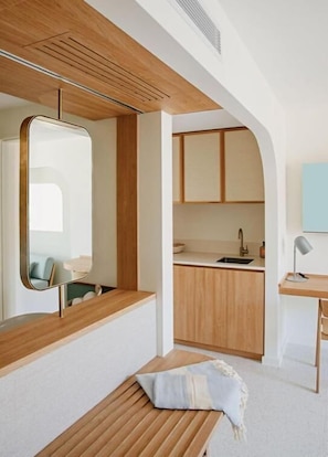 Una cocina moderna con armarios de madera, un lavamanos y una encimera.