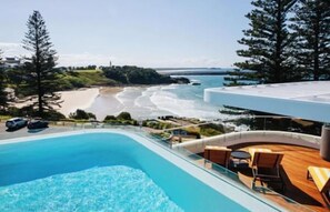 室外泳池；躺椅