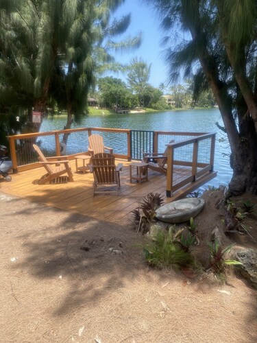 South Miami Oasis with lake views! Short drive to beach!