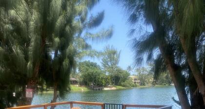 South Miami Oasis with lake views! Short drive to beach!