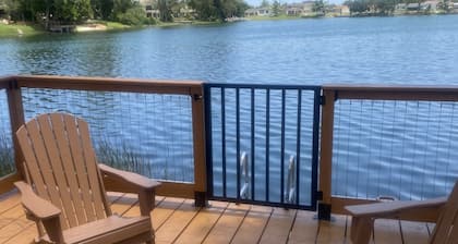 South Miami Oasis with lake views! Short drive to beach!