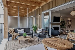 Smart-TV, Kamin, Tischfußball, Bücher