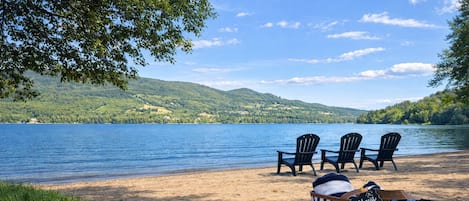 Beach nearby, sun-loungers, beach towels