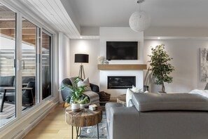 Smart-TV, Kamin, Tischfußball, Bücher
