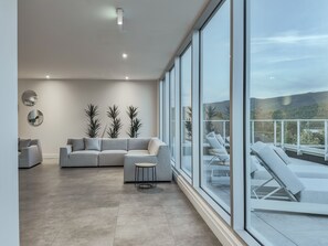 Smart-TV, Kamin, Tischfußball, Bücher