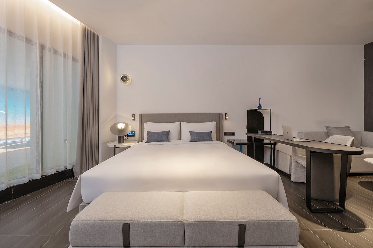 Business Room | 1 bedroom, premium bedding, down comforters, free minibar