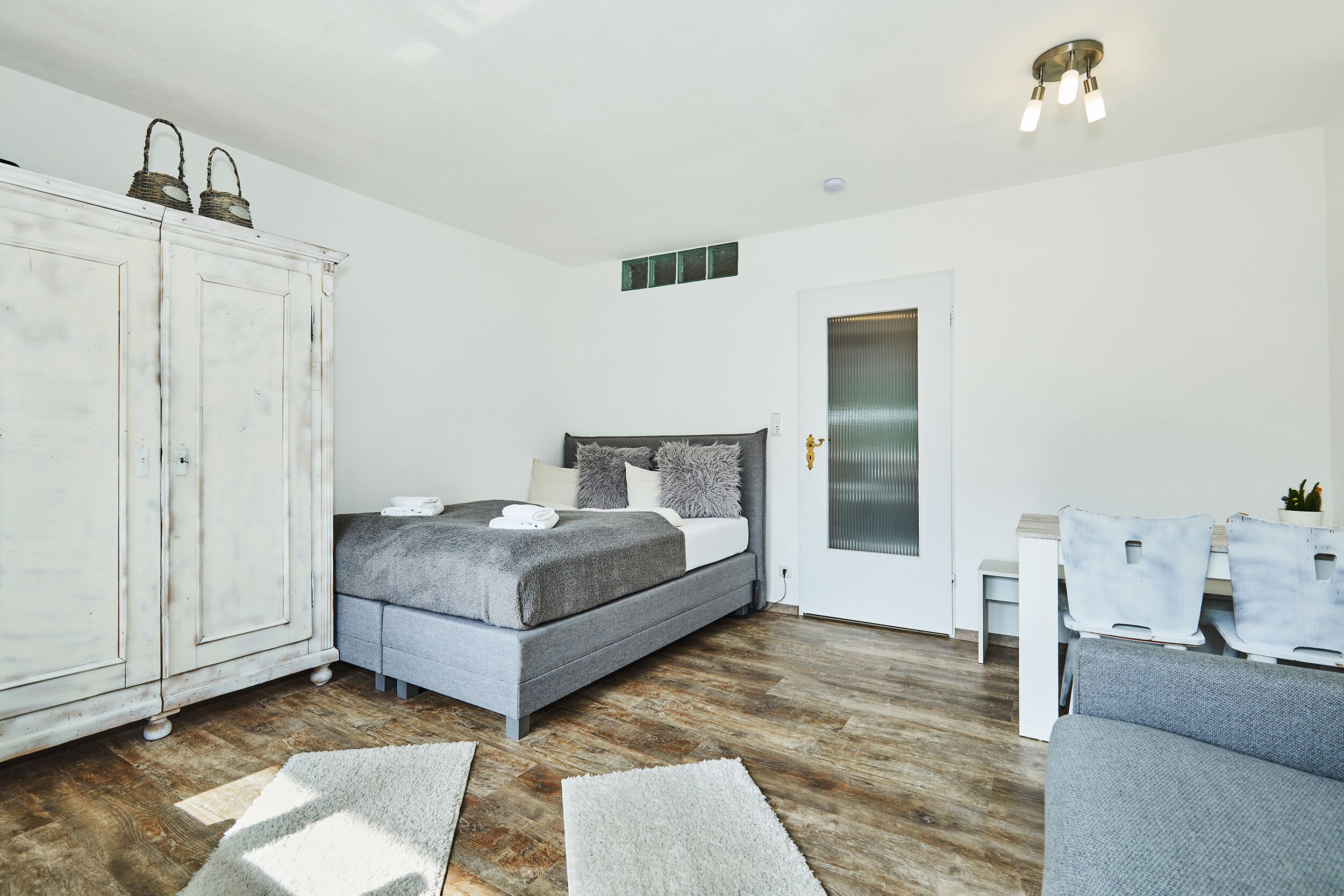 1 habitación y ropa de cama 