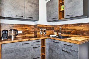 Réfrigérateur, plaque de cuisson, cafetière/bouilloire, grille-pain