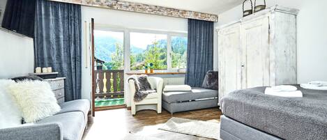 1 bedroom, bed sheets