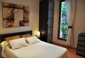 2 slaapkamers, een strijkplank/strijkijzer, gratis wifi, beddengoed