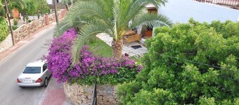 Holiday Villa in Tarragona with Open Terrace, Garden & Wi-Fi